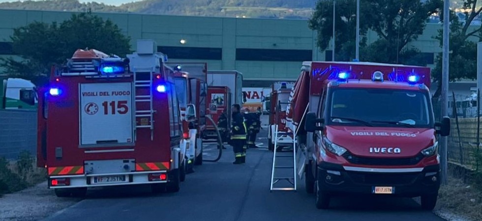 Incendio a un macchinario industriale della ditta Life energy: due dipendenti all’interno dell’azienda